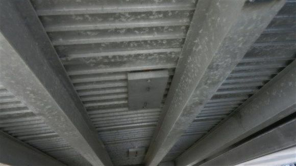 Mounting plate under the floor of the trailer.