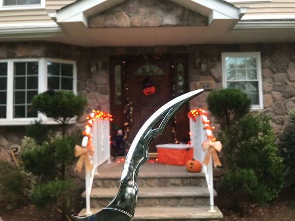 MY NEW LEVER W BIGGER PICS YOU ALL CAN SEE BETTER, THIS WAS A HALLOWEEN PIC, LIKE A KNIFE CUTTING MY HOUSE...DUH!