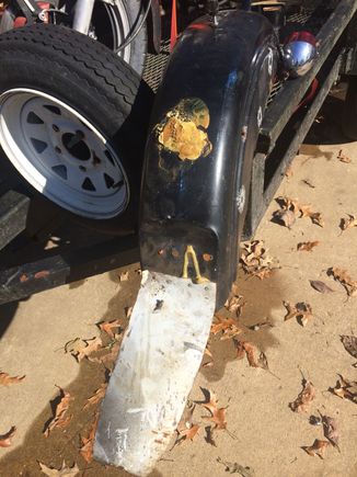 Here is the rear fender I finally got off...
Don't ask me....