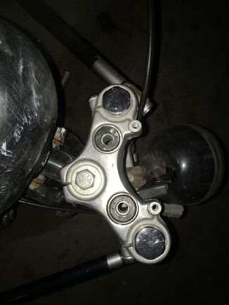I have a 2002 Sportster 883 and was wondering if anyone could give me the torque spec on this big bolt in the center pictured here? Thanks in advance!