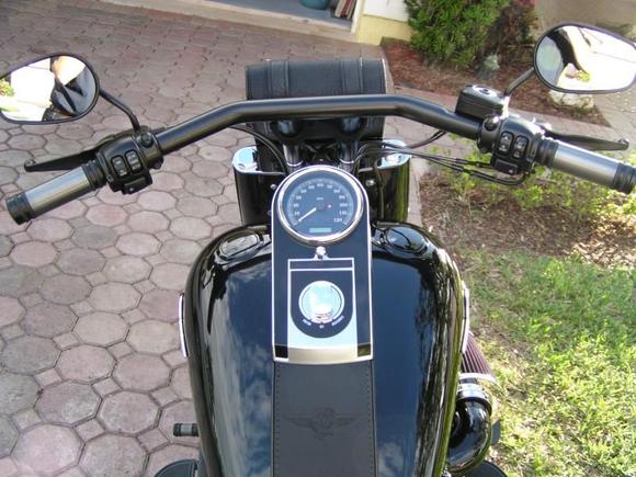 Street Slammer handle bar
Diamond Black grips
Black levers
RiverRoad handle bar tool bag
Flush mount fuel cap/gauge (vivid black)