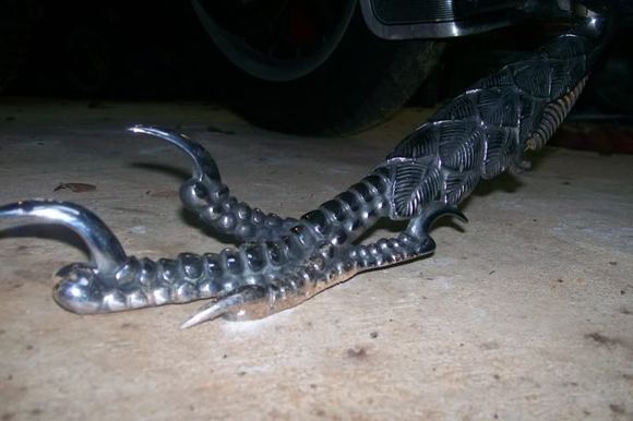Talon kickstand