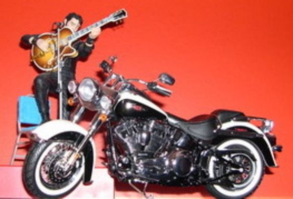 "Hava hava hava BLUUUEEE Christmas - without yoooouuu!
Heck, even Elvis loves a Deluxe . . .

?;^o