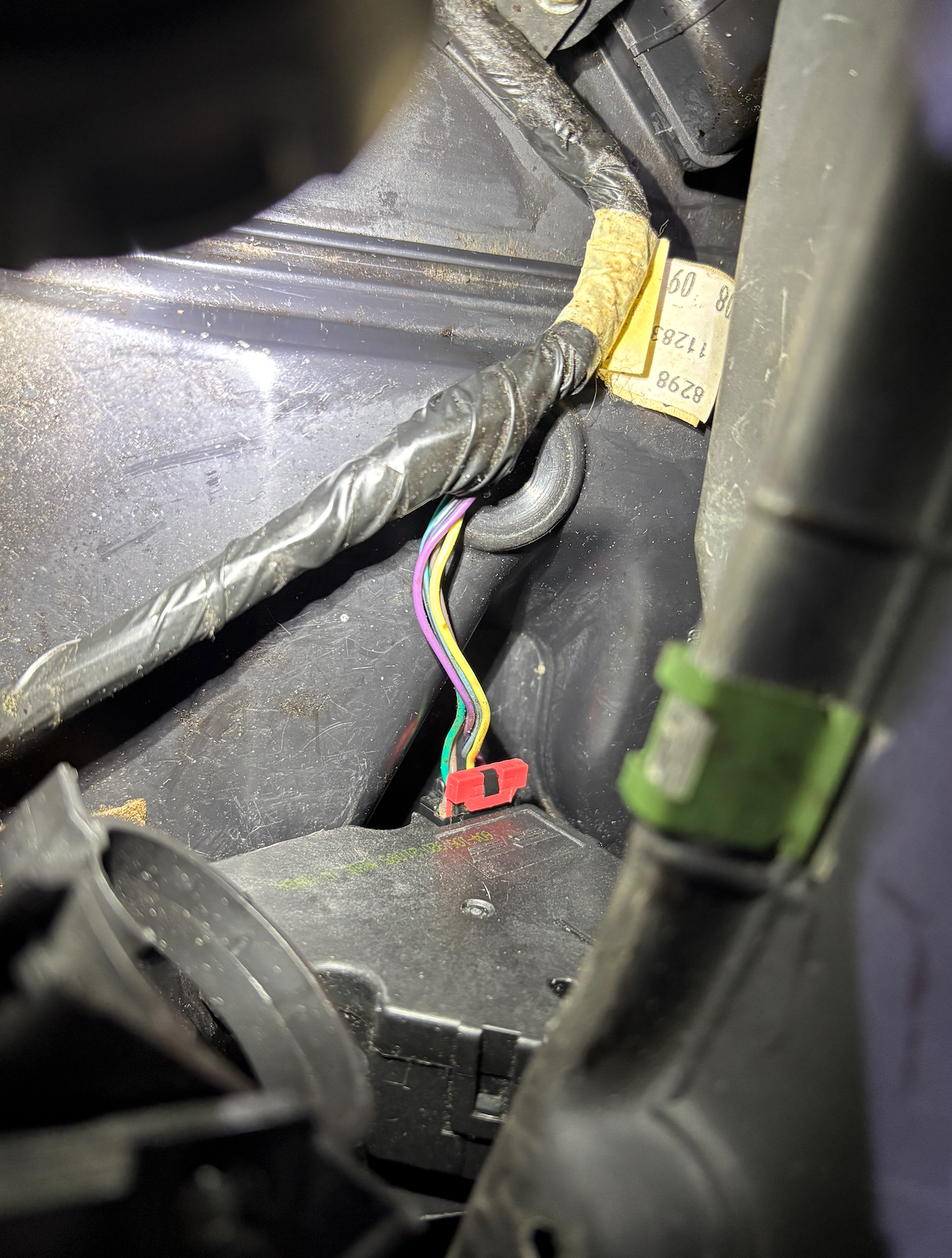 The actuator slid right in AFTER I rotated the recirculating door hinge/pin as forward to me as possible, meaning the recirc door was closed. Look down to the right over the fan and you can see it.