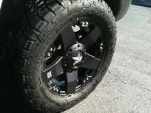 06 white h3 on 33 inch nitto terra grapplers