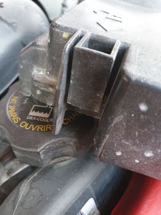 Fuse box lid, with clip broken