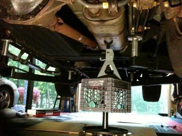 couldnt lift high enoughf for screw jack so I improvised