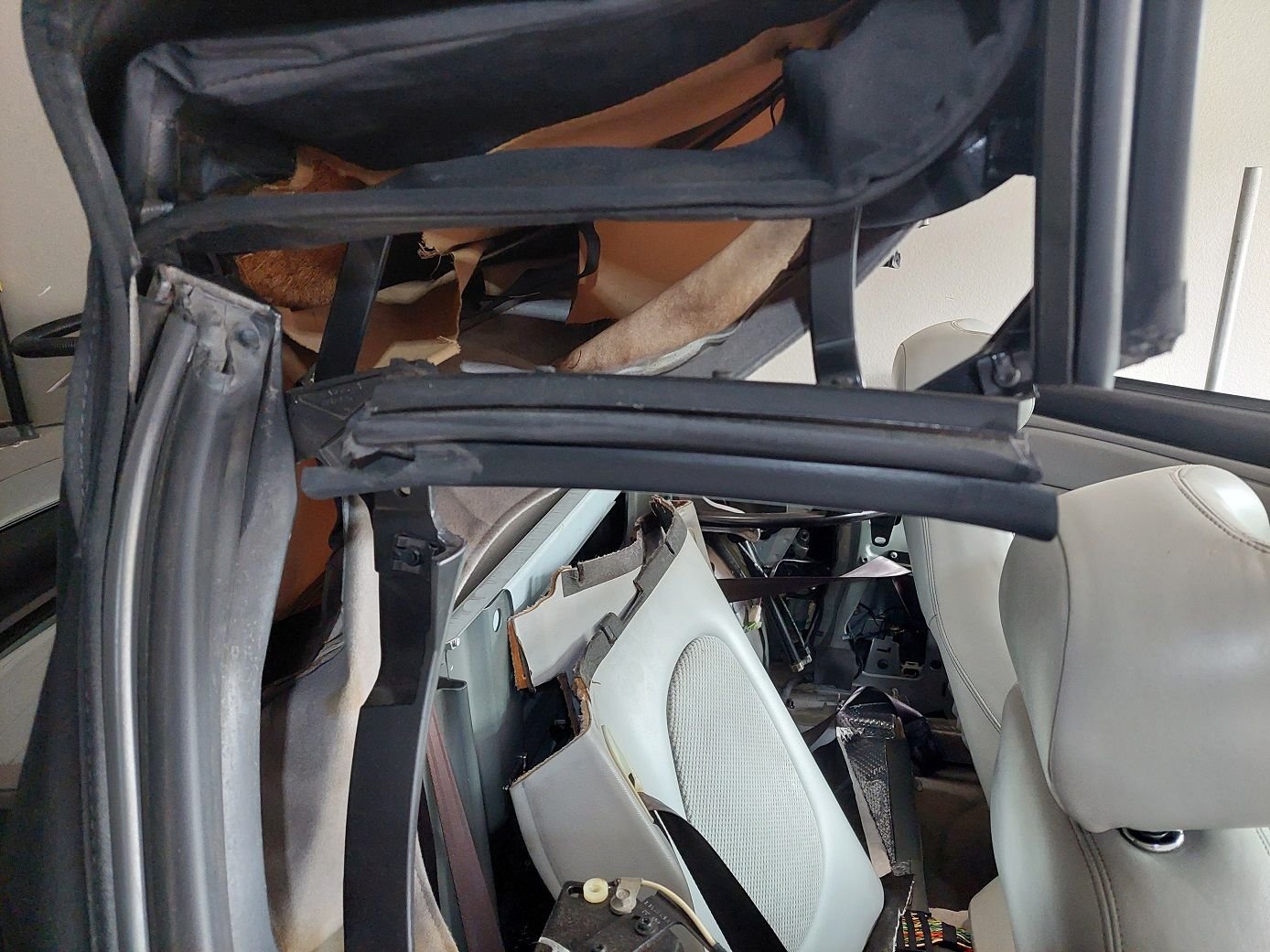 Exterior Body Parts - WTB: XKR 2006 Convertible Middle Rubber Seal (passenger side) - Used - 0  All Models - Little Rock, AR 72211, United States