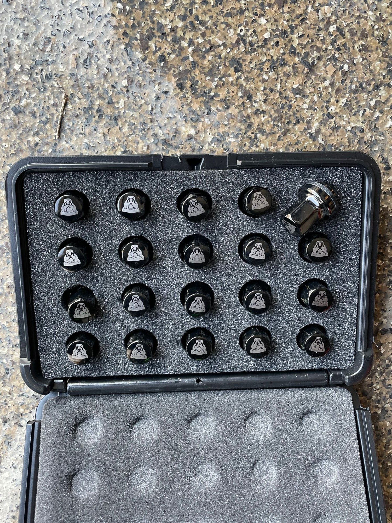 Wheels and Tires/Axles - Cyclone 20" Wheel and Tire Set including "Growler" Etched Black Lug Nut Set - Used - 2015 to 2020 Jaguar F-Type - Washington Twp., MI 48094, United States