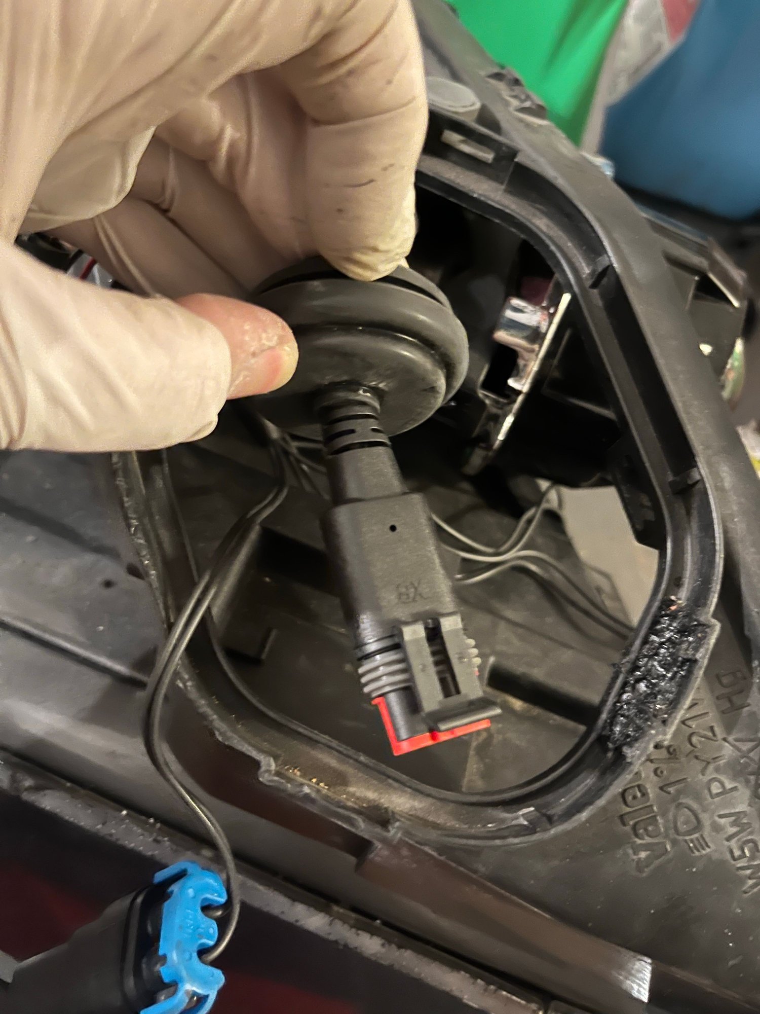 This is the wire from the bulb ignitor, which you connect to the ballast. 