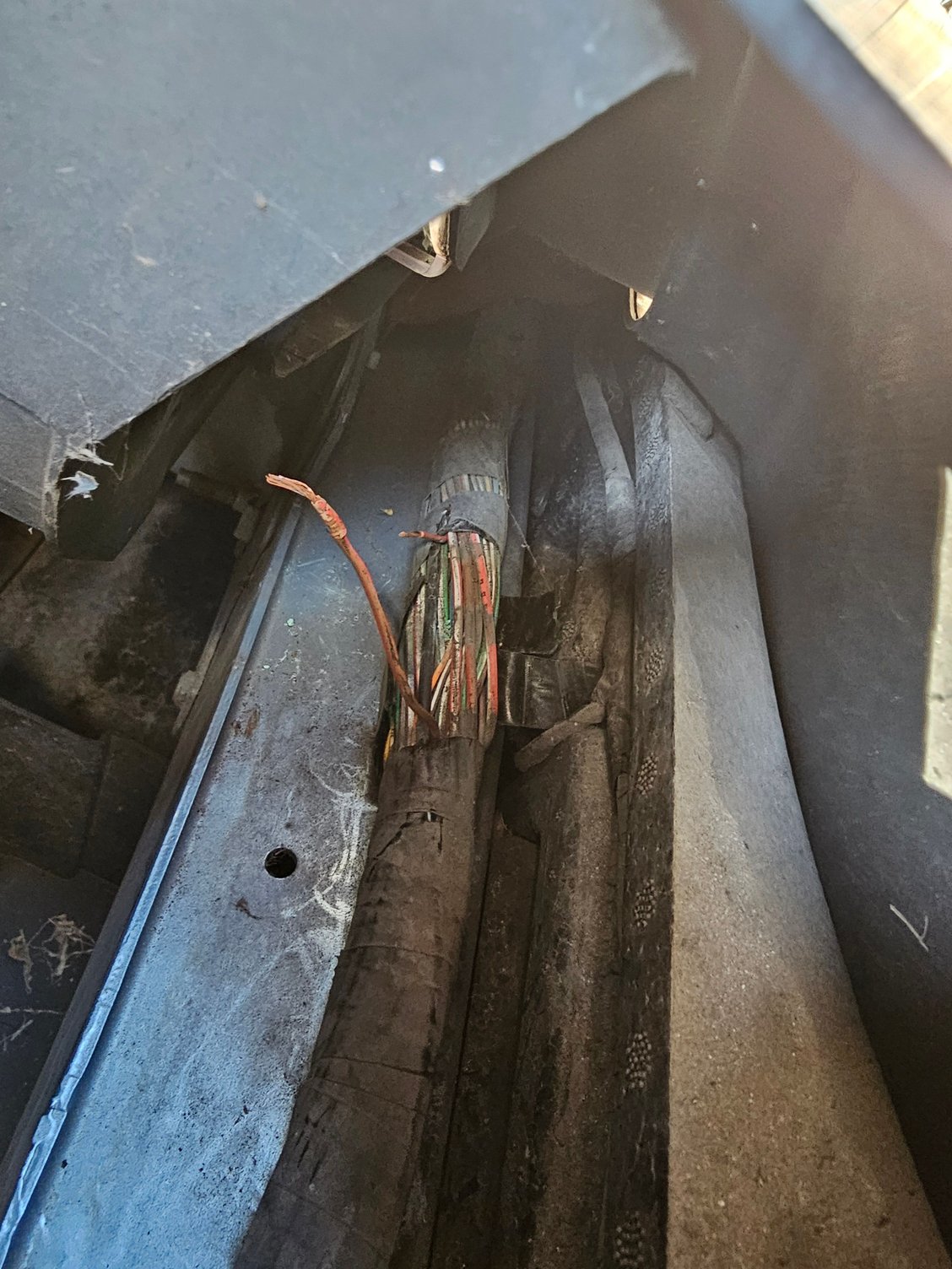 Brown and Red earthing line from Fuse F33 in the front engine fuse box leading down the right hand side wing, across the front bumper and up the left hand side wing. Broken wire approx 3/4 the way along the right hand side of the vehicle behind the right hand side headlight cluster.