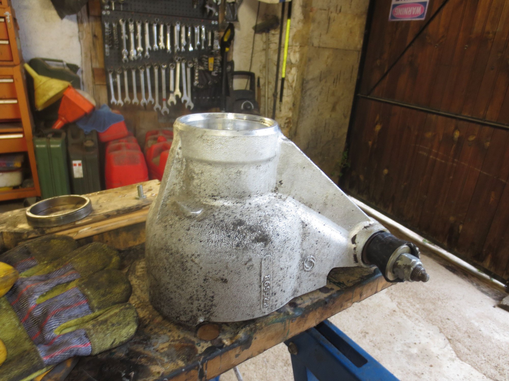 Hub casting showing the lower fulcrum