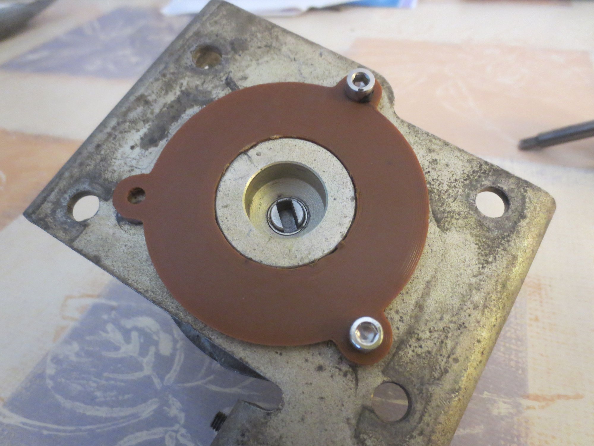 Spindle lower end perfect length for the Variohm Halll effect TPS. NOTE: the bottom of the capstand is not flat, there is a protrusion round the centre. Ben Kenobi kindly ran up a spacer (in brown) on his 3D printer to level out the surface