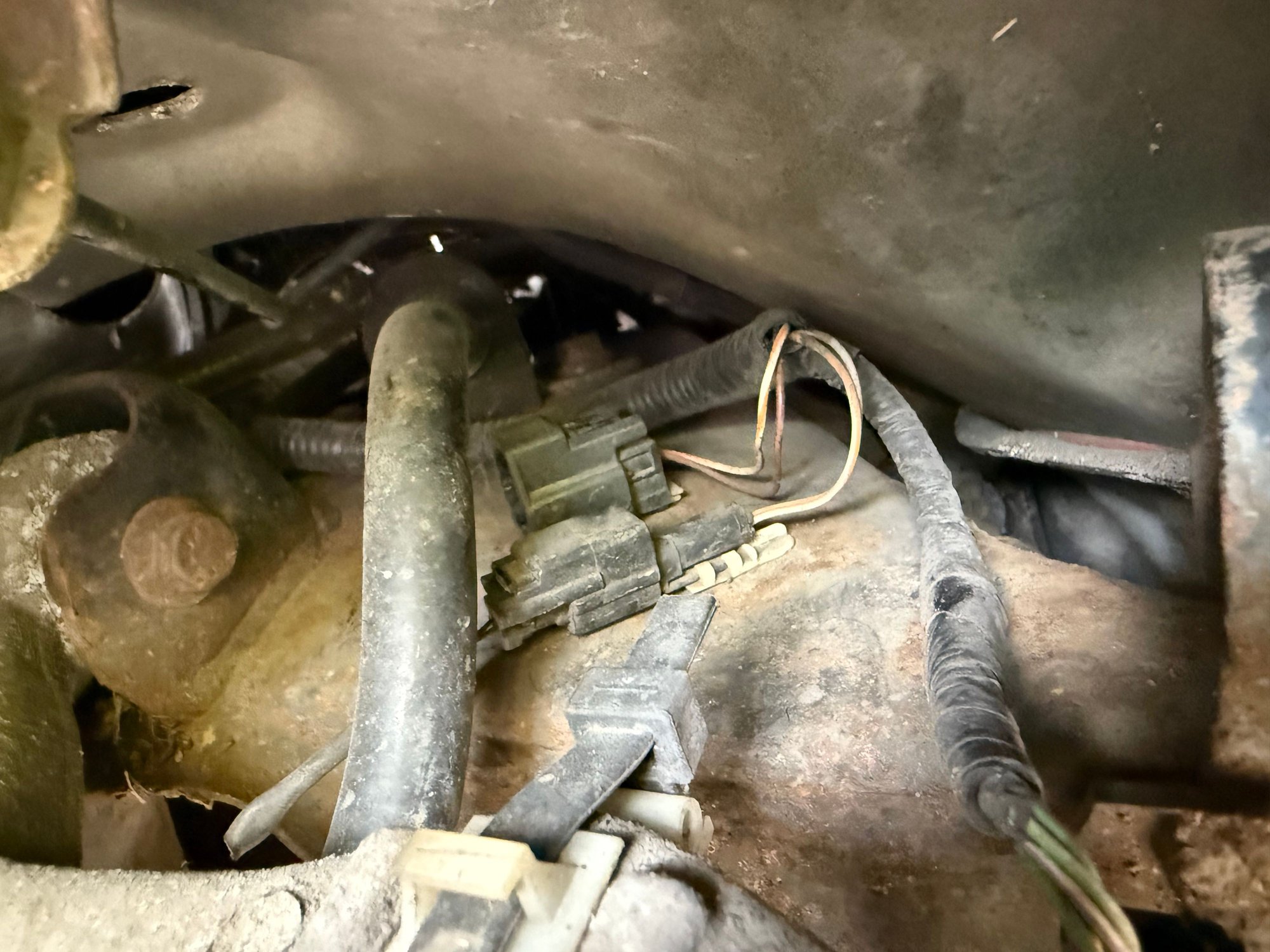 Right side, there�s the connector for the wheel sensor in the back (empty as I�ve taken out the sensor to swap). And then another connector infront of it and they�re both connected?