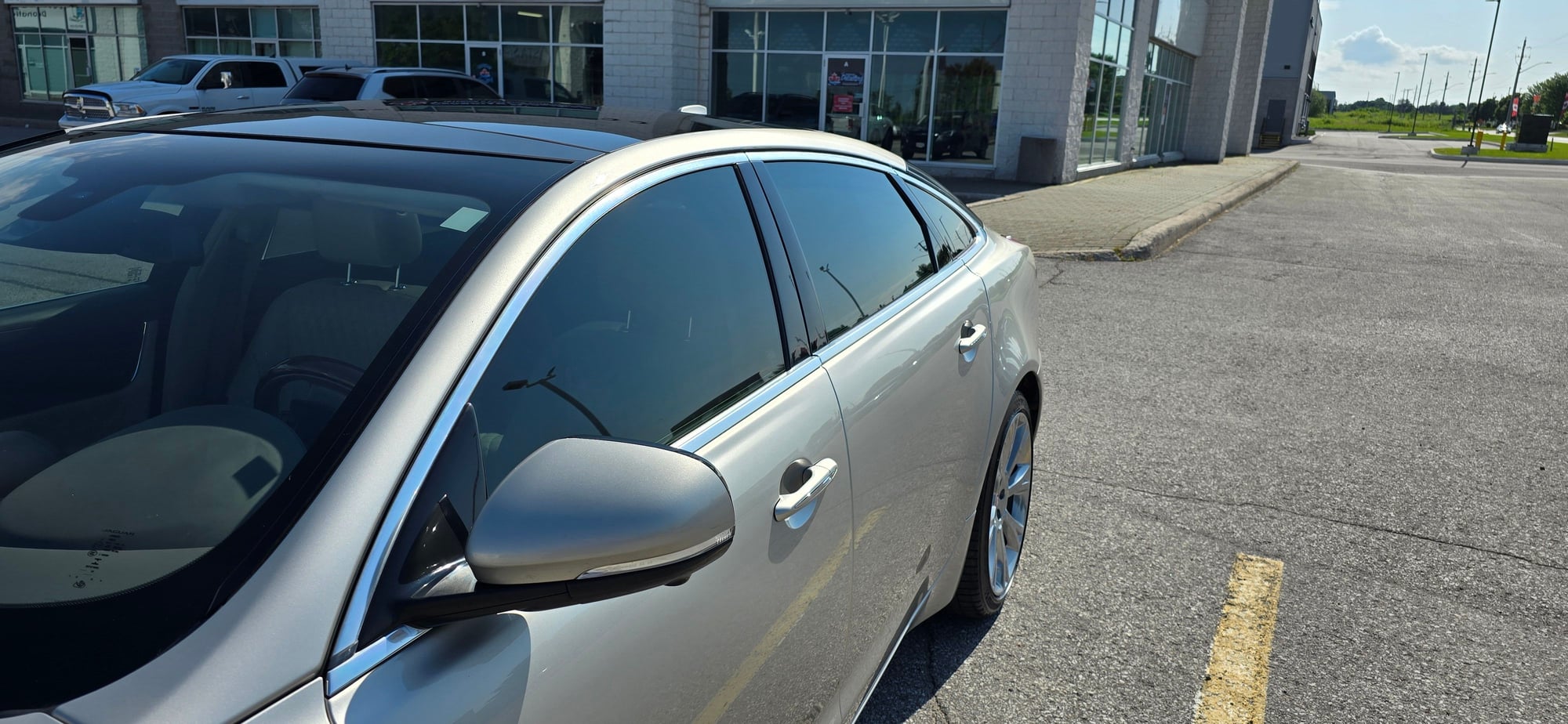 2016 Jaguar XJ - 2016 XJL Portfolio - Used - VIN SAJXJ2GD3G8V94256 - 142,000 Miles - 6 cyl - AWD - Automatic - Sedan - Silver - Barrie, ON L4N8S2, Canada