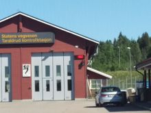 Not so easy to see, but on the wall is the readout of the weight = 1860 kg