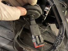 This is the wire from the bulb ignitor, which you connect to the ballast. 
