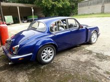 
Deep XJ dash forces seats back - note shoulder harness placement!