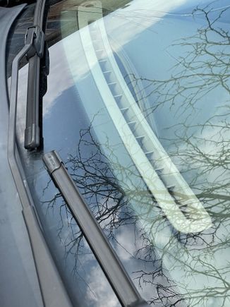 See where its splitting? Wrong vent covers but I have the other colour to match but need to fix this first!!! What type of glue or product? Thanks 🙏 