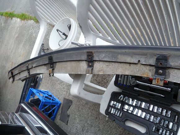 Rubber section (top view) 
Rubber component is screwed and clipped to the main bumper beam