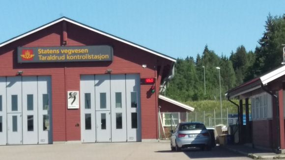 Not so easy to see, but on the wall is the readout of the weight = 1860 kg