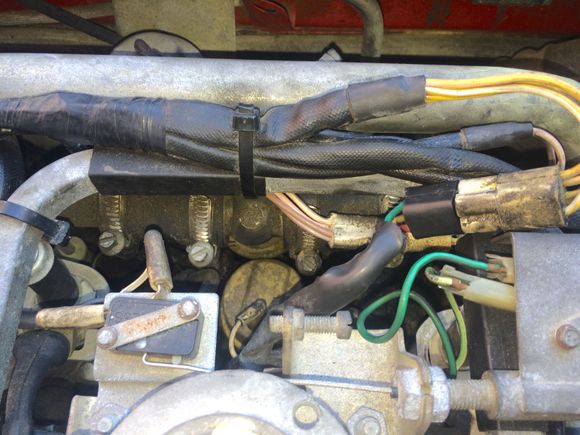 Center of frame are four beige wires that route to loose spades.