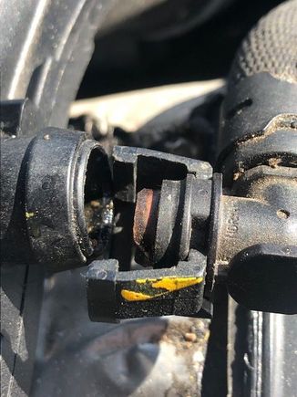 Poor condition sealing surfaceo he plastic connector.