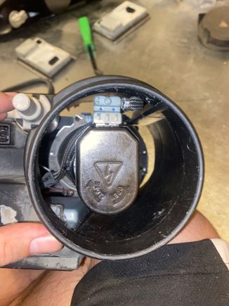 Ignitor adaptor on bulb. The housing tells you which way to twist to lock it in place. 