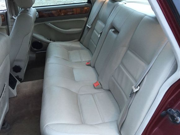 3 full seat belts rather than the central lap belt, much better for taking kids :-)