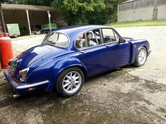 
Deep XJ dash forces seats back - note shoulder harness placement!