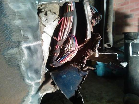 Top tip.....do not cut through cable loom with cutting disc    :-0