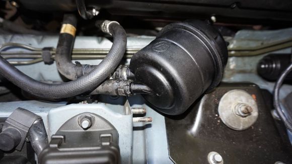 Then I removed the bracket, pushed the clips of the hosed back and used pliers to twist-turn the hoses, so that they both can turn around the point where they are attached. The lid of the reservoir is back on!