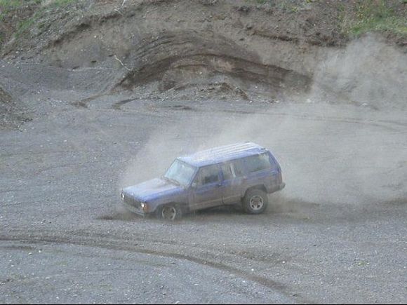 the bruuutal landing of the jump, this broke both axels tubes from the front diff, dented the exhaust and oil pan, popped the 2 front wheels and flat spotted the rims, also bent the outer part of the axel tubes.