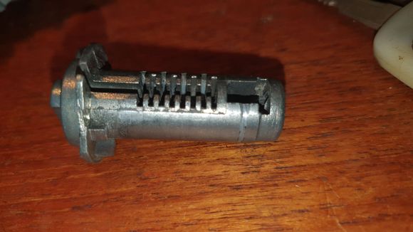 I have the empty lock cylinder so if a other cylinder with wrong connector (left side in photo) have the same parts that is ok.