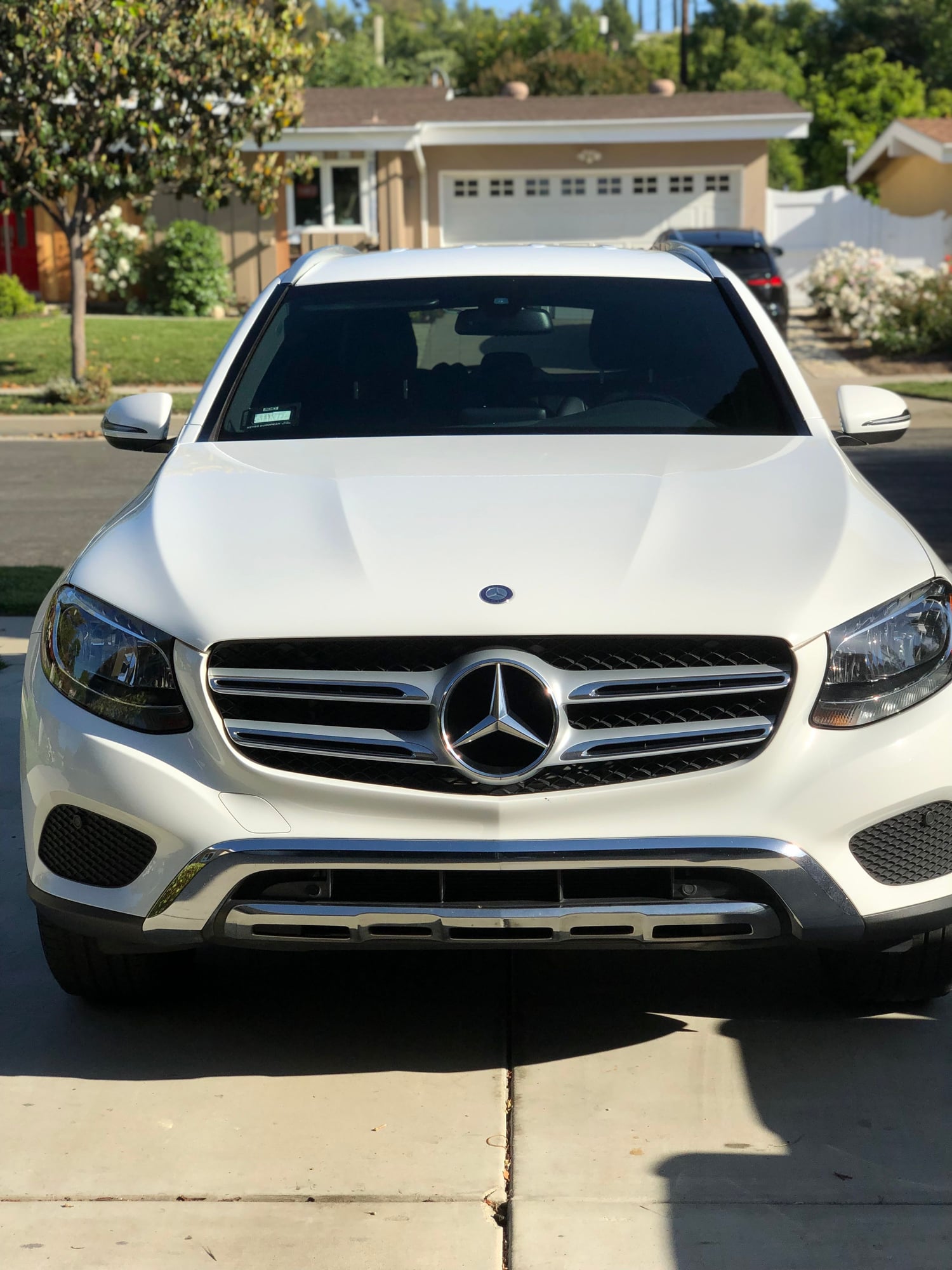 2017 Mercedes-Benz GLC300 - 2017 glc300 $26k - Used - VIN Wdc0g4jb1he137700 - 54,037 Miles - 4 cyl - 2WD - Automatic - SUV - White - Woodland Hills, CA 91364, United States