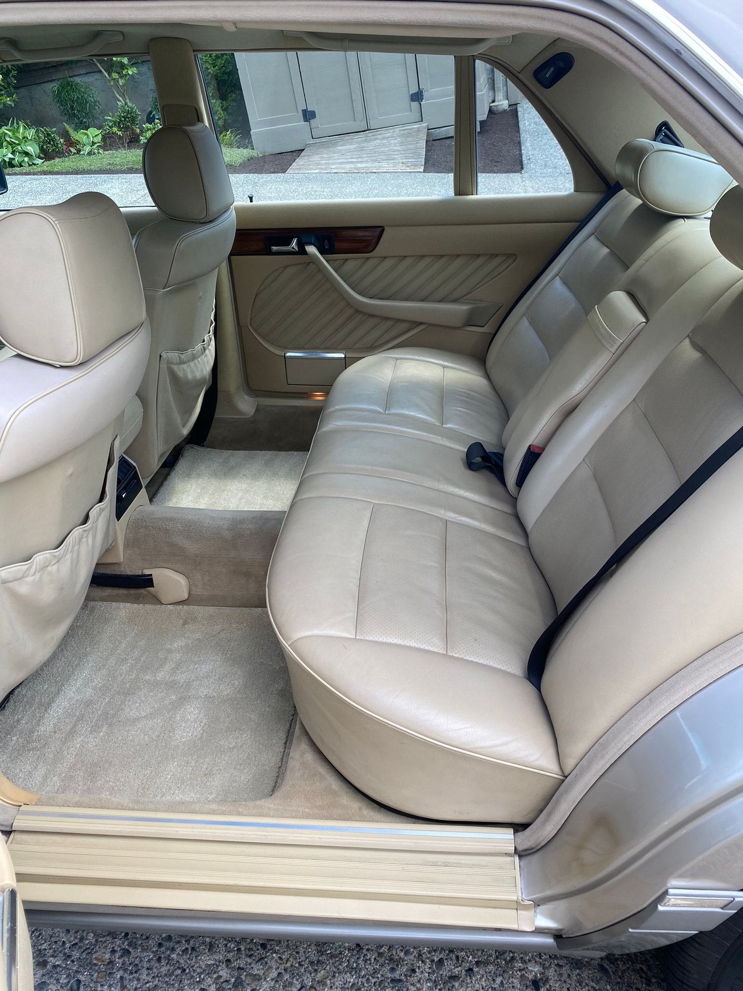 1990 Mercedes-Benz 300SEL - 1990 Mercedes-Benz 300SEL - Used - VIN WDBCA25D6LA519536 - 123,700 Miles - 6 cyl - 2WD - Automatic - Sedan - Silver - Seattle, WA 98199, United States