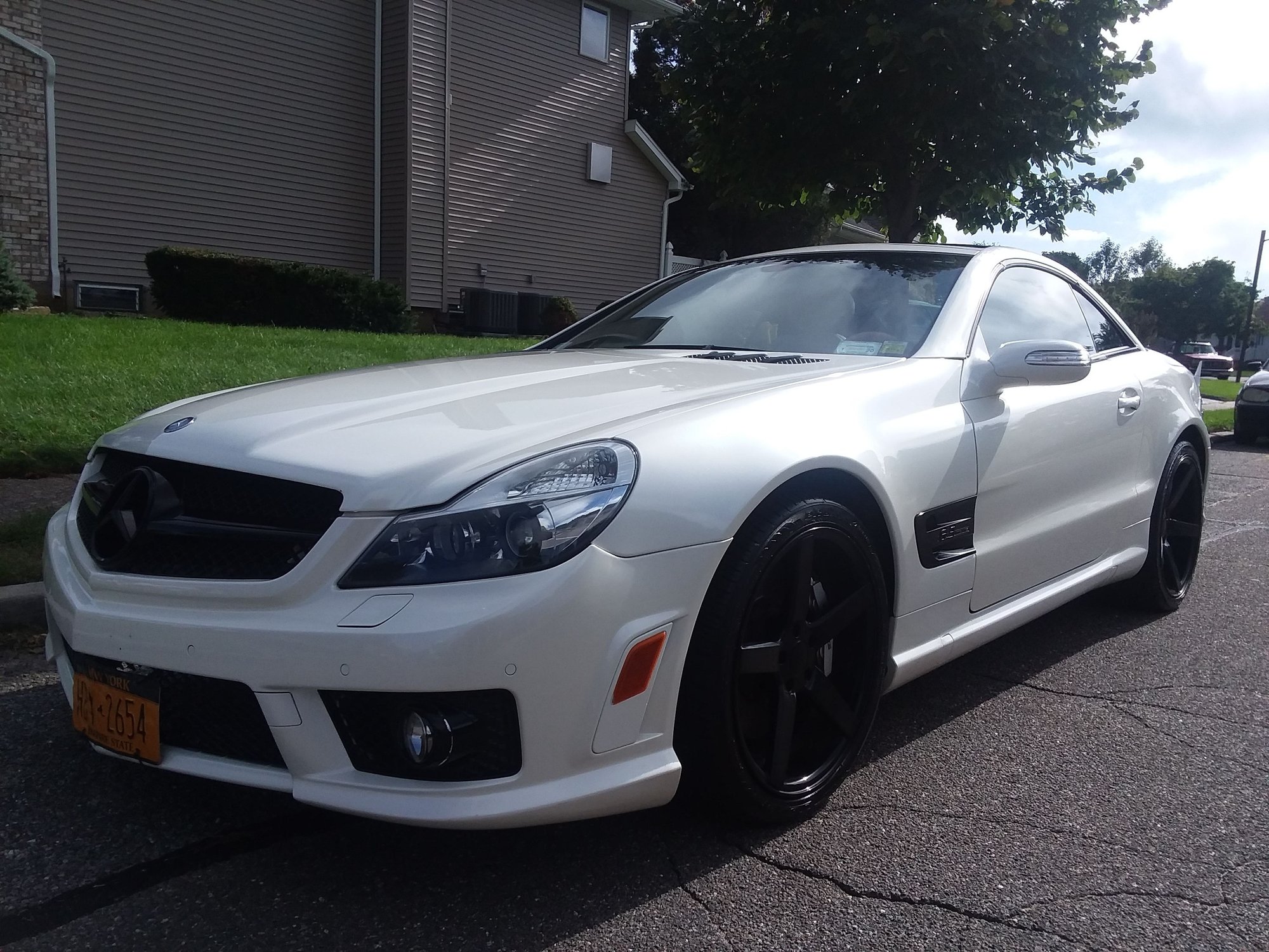 2007 Mercedes-Benz SL550 - 07 SL550 DESIGNO ROADSTER CONVERTED 2011 SL63 AMG BODY-BRAKES-EXHAUST WHITE W/WHITE - Used - VIN WDBSK71F77F133374 - 77,000 Miles - 8 cyl - 2WD - Automatic - Convertible - White - Syosset, NY 11791, United States