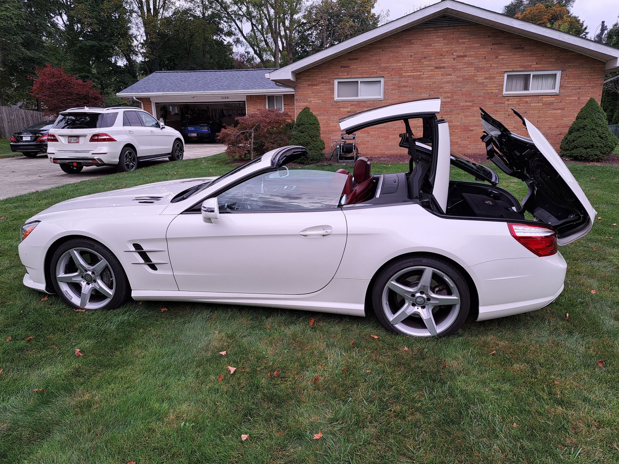 2015 Mercedes-Benz SL550 - Beautiful Diamond White over Red Mercedes SL550 Hard Top Convertible for Sale - Used - VIN WDDJK7DA2FF030977 - 40,750 Miles - 8 cyl - 2WD - Automatic - Convertible - White - North Olmsted, OH 44070, United States