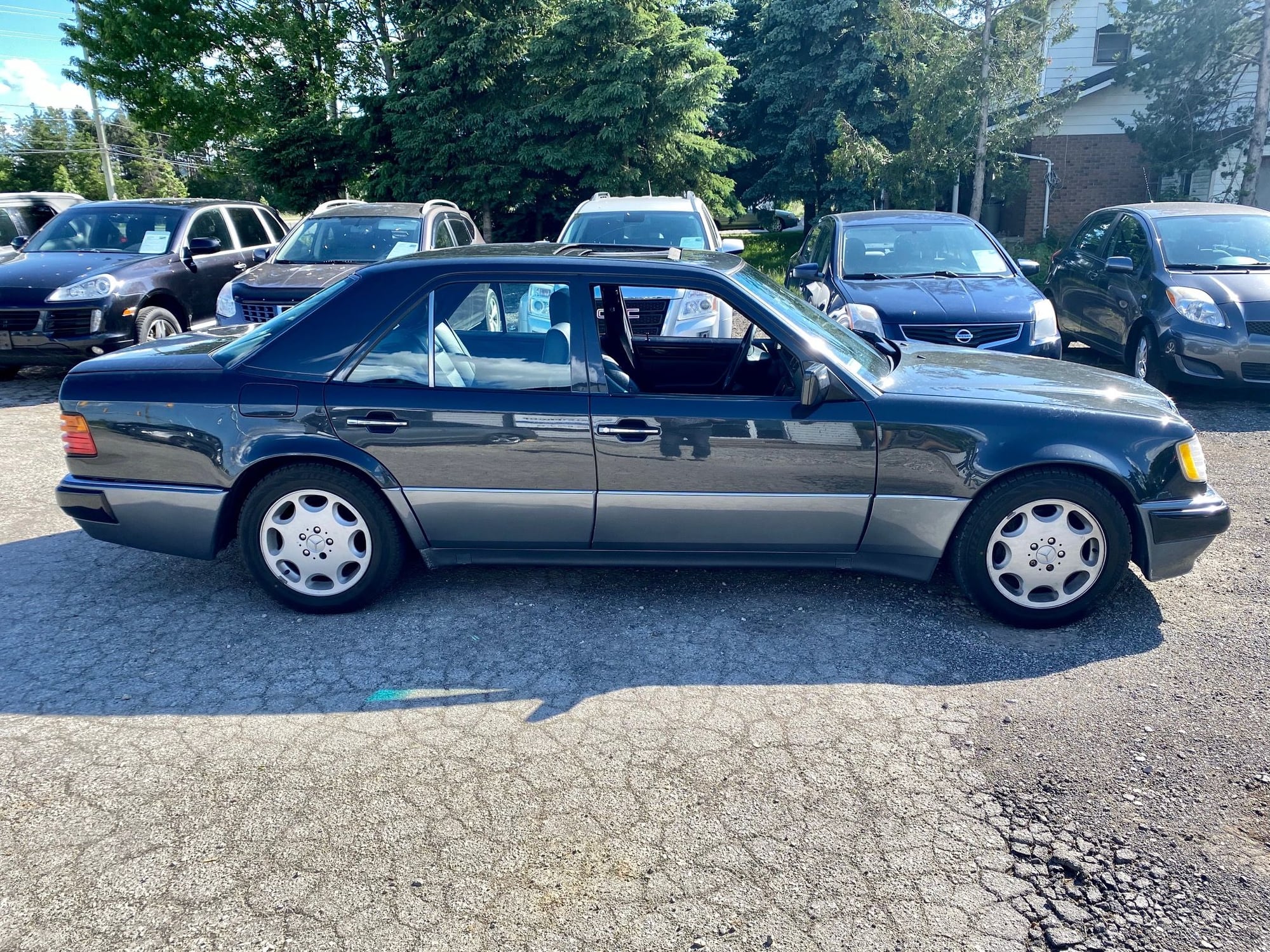 1992 Mercedes-Benz 500E - 1992 Mercedes Benz 500E sedan - Used - VIN WDBEA36E5NB793829 - 164,357 Miles - 8 cyl - 2WD - Automatic - Sedan - Black - Oakville, ON L6M2X3, Canada