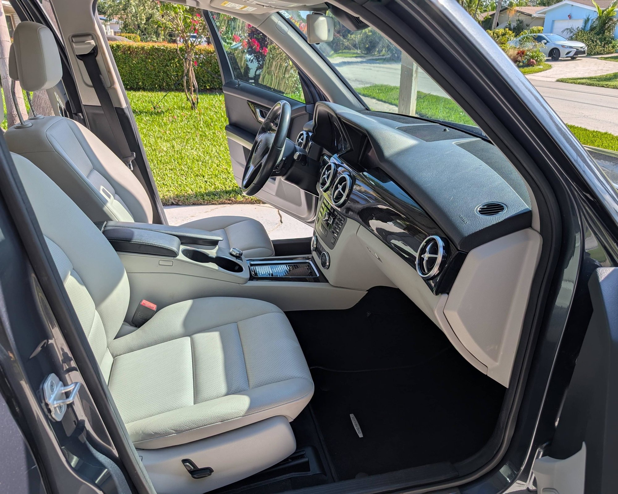 2015 Mercedes-Benz GLK350 - 2015 GLK-350, Grey on Grey, Low Mileage, Nicely Optioned - Used - VIN WDCGG5HB7FG388271 - 65,700 Miles - 6 cyl - 2WD - Automatic - SUV - Gray - Oakland Park, FL 33309, United States