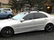 This is how the roof rack looks when mounted. I added the ski attachment to mount my snowboard. 