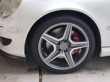 4-piston calipers, crossdrilled rotors and C63 wheels