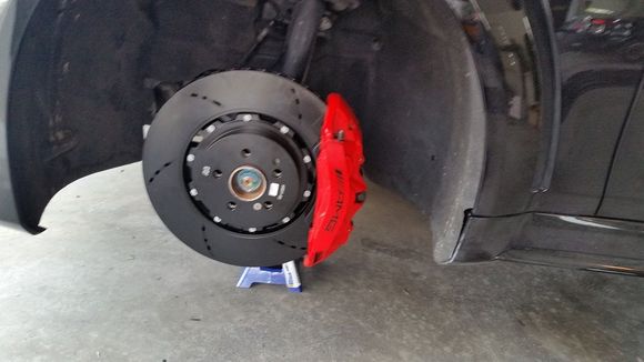 the new RacingBrake rotors (note coated black, coating will be taken off when setting the pads in)