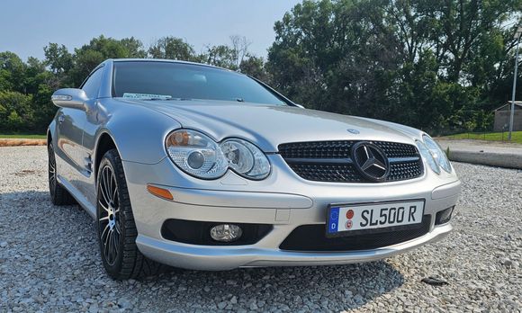 The grille looks AMG, complements 
the lower grilles in the bumper