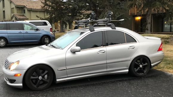 This is how the roof rack looks when mounted. I added the ski attachment to mount my snowboard. 