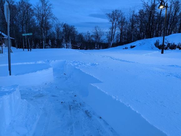 That’s a snowblowed side walk, with the road to the right. 