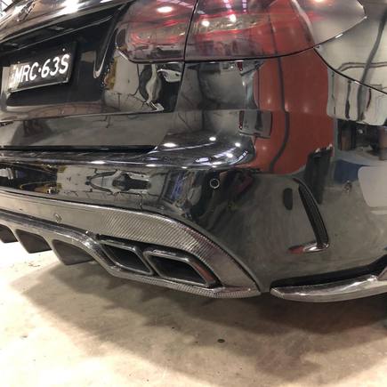 Car now wearing Brabus rear diffuser and rear bar splitter on side... all fitted in July this year 