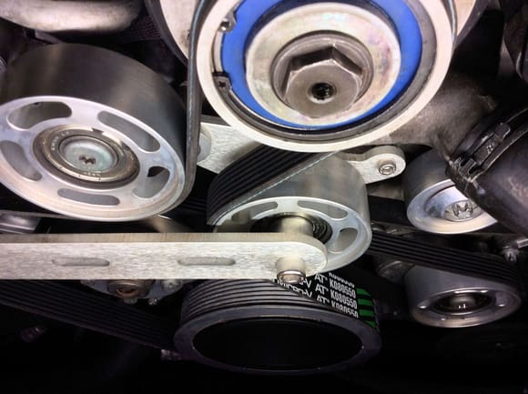 The supercharger pulley is now held tightly in the clutches of 2 billet aluminium machined pulleys...
