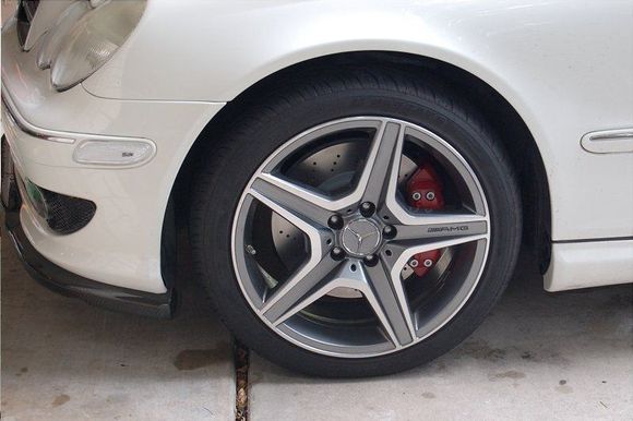 4-piston calipers, crossdrilled rotors and C63 wheels