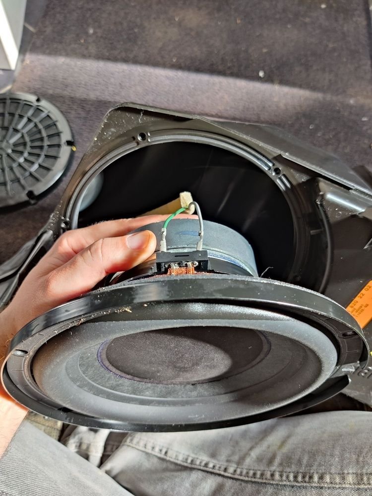 Polarity of subwoofer side 1